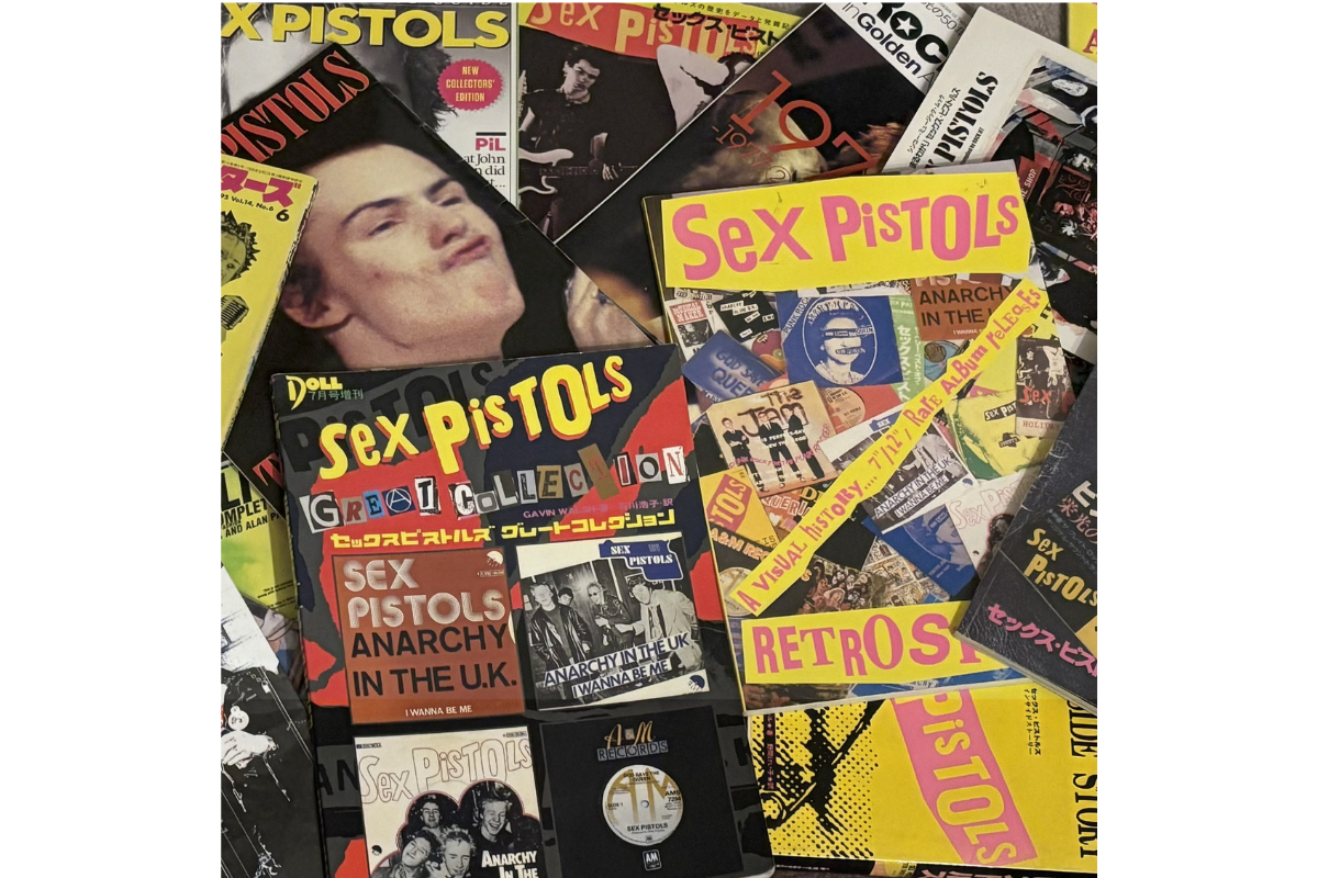 Sex Pistols関連書籍『DOLL7月号増刊 Sex Pistols Great Collection』と『Sex Pistols Retrospective: A Visual History』の紹介記事用ジャケット写真