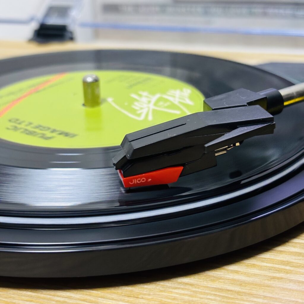 ION Max LPでレコードを再生している様子